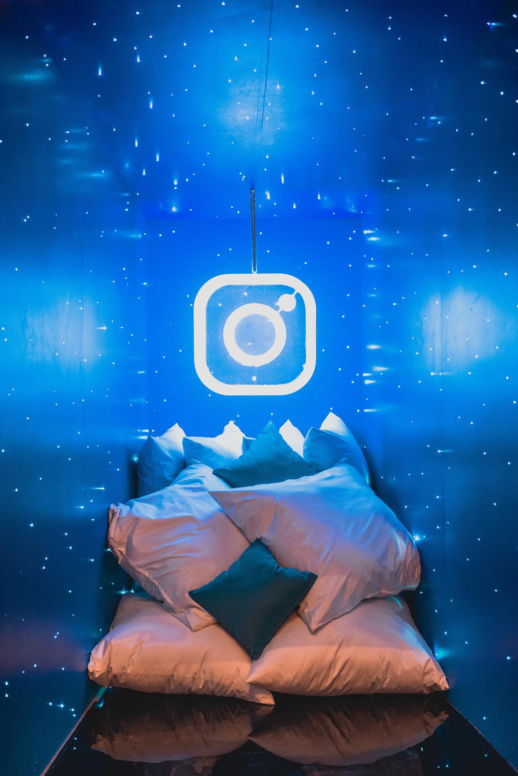 Blue-room-Instagram-Stories-for-Writers-susan-shiney-instagram-logo-in-a-blue-room-instagram-stories-for-authors