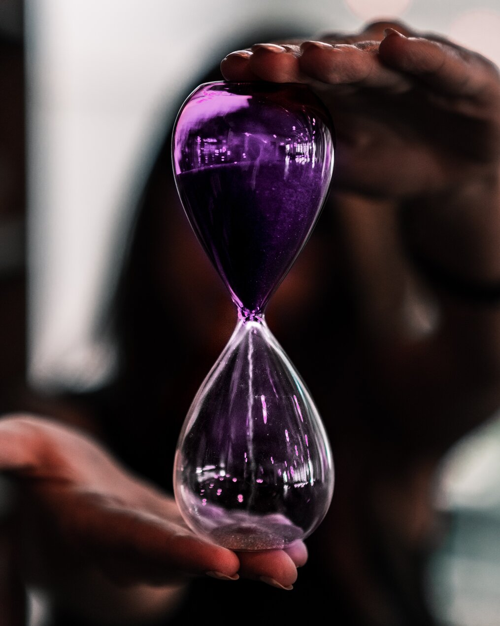 Hourglass-when-to-give-up-on-your-novel-wasting-time-susan-shiney-niklas-kickl-unsplash_1